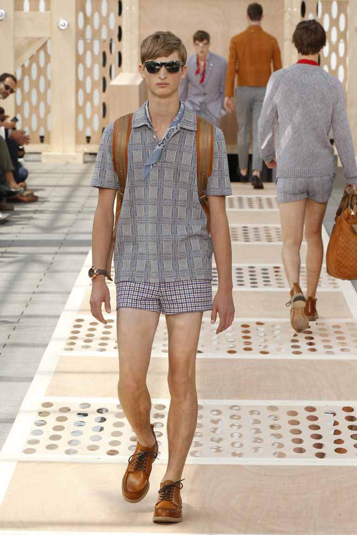 Nachdem sich Männer bereits an Leggings  herangetraut haben, nähert sich die Hosenmode im Sommer jetzt auch immer mehr den Frauen an. Herrenlook von Louis Vuitton.