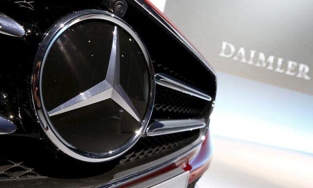 FILE PHOTO: File photo of Mercedes-Benz logo pictured before company´s annual news conference in Stuttgart