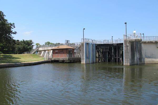 Der Bayou St. John im Norden von New Orleans, der derzeit hinter diesen Schleusentoren vom Lake Pontchartrain abgetrennt ist, könnte durch die Zirkulation des Wassers nach dem Vorbild niederländischer Städte wie Rotterdam wiederbelebt werden. Er würde dann als Sturmschutz und Naherholungsgebiet dienen.