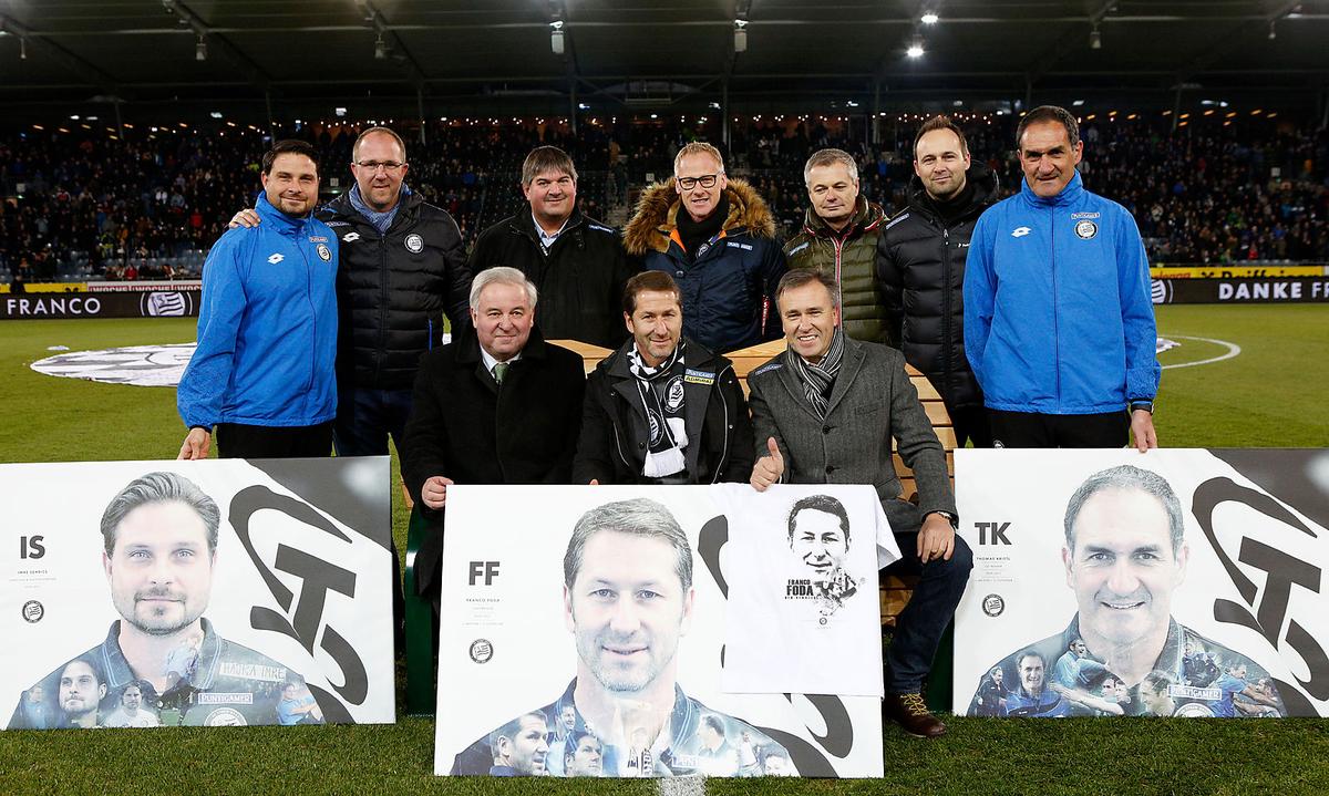 Abschiedsgeschenke für das scheidende Sturm-Trainerteam