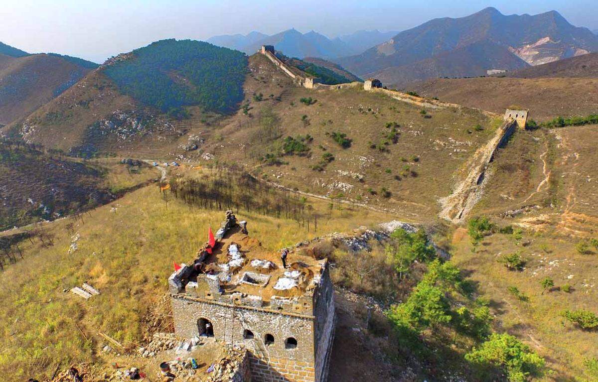 Die Chinesische Mauer ist eined der Sieben Weltwunder, ein Drittel ist aber schon vollkommen verschwunden. Natürliche Erosionen sind dafür verantwortlich, hinzu kommt menschliche Zerstörung und zu wenig Restauration. Nur acht Prozent der 6000 Kilometer langen Mauer sind gut erhalten.