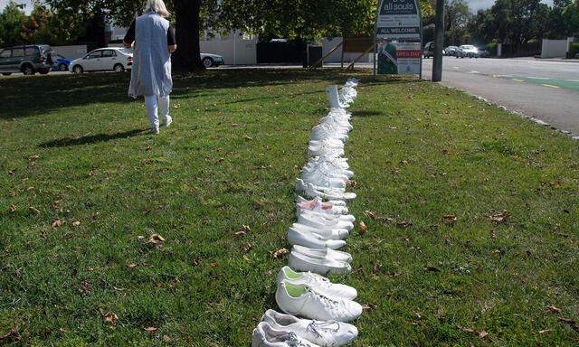 50 Paar Schuhe vor der Allerheiligenkirche in Christchurch erinnern an die 50 ermordeten muslimischen Mitbürger.