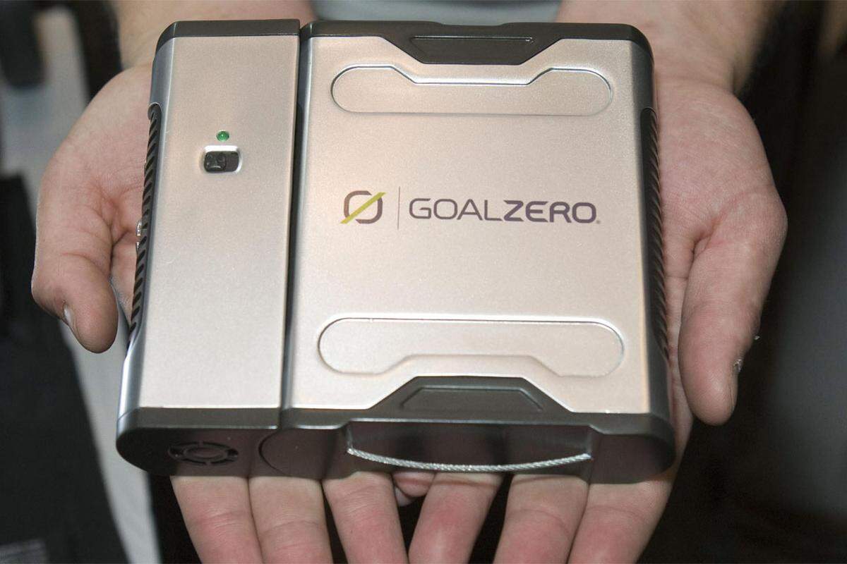Goal Zero hat auf der CES eine mobile Ladestation vorgestellt, die innerhalb von vier Stunden aufgeladen ist und dann zum Beispiel ein MacBook komplett nachladen oder mehrere Smartphones aufladen kann. Das Gerät soll im Sommer auf den Markt kommen und ab 250 Dollar kosten.