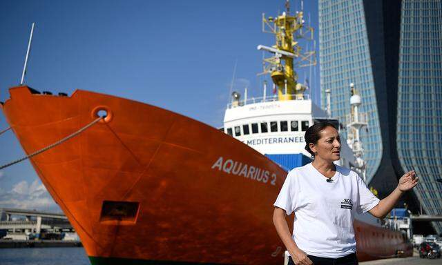 Archivbild der "Aquarius 2" bei einem Medientermin im Hafen von Marseille.