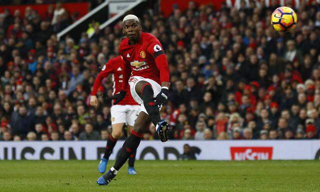 Manchester United´s Paul Pogba shoots at goal