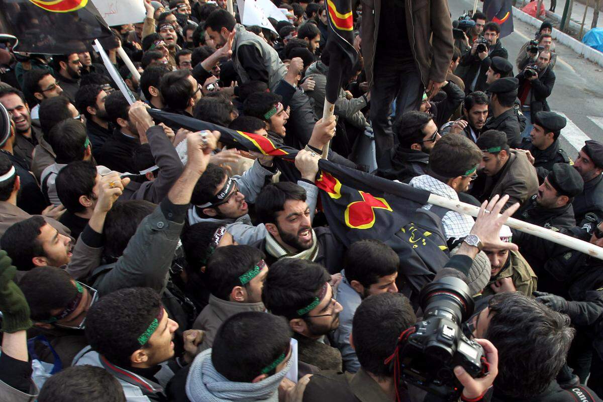 Erst spät greifen die iranischen Sicherheitskräfte ein und verhindern, dass weitere Demonstranten auf das Gelände kommen.