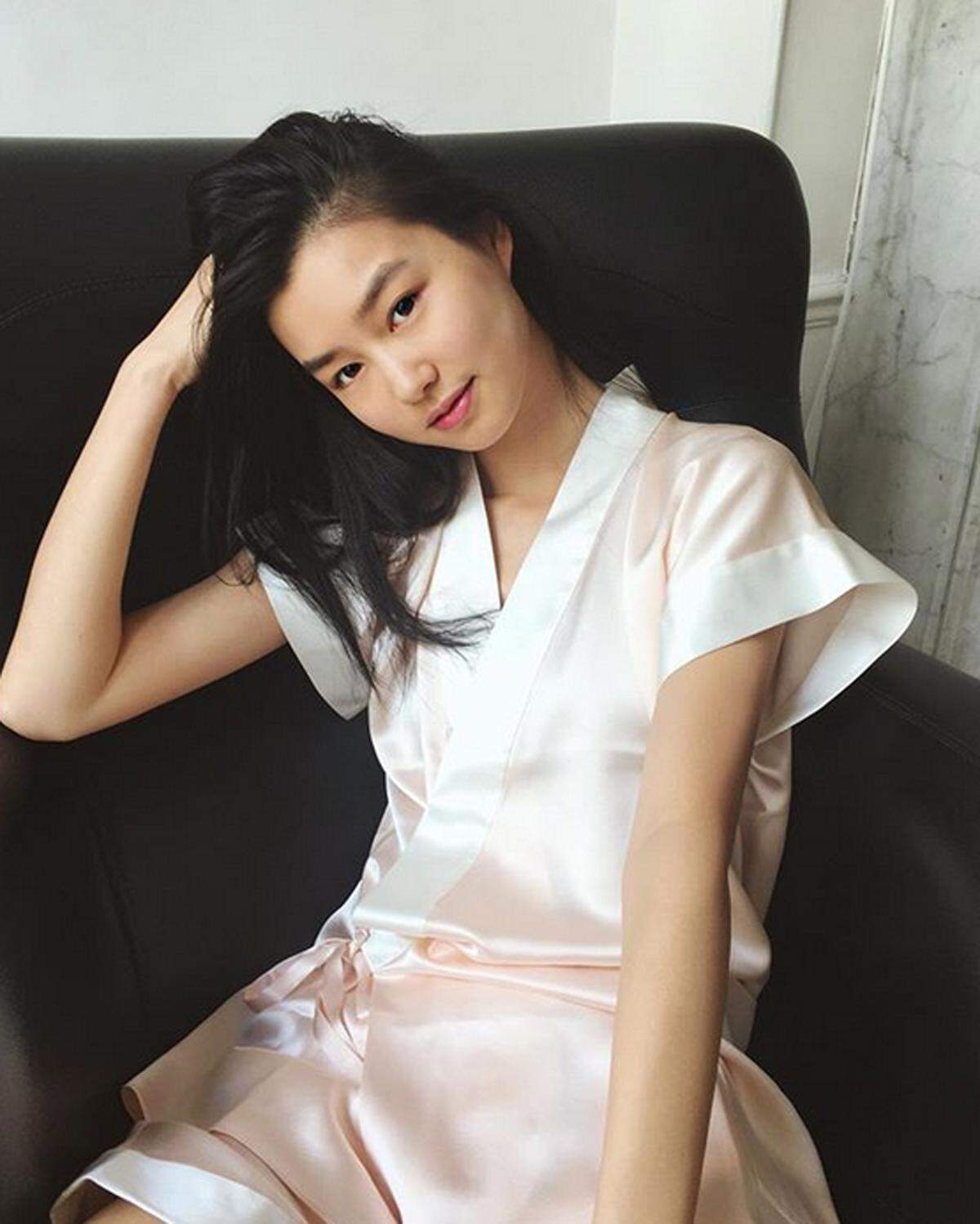 Mit 17 Jahren ist die Französin chinesischer Abstammung die Jüngste im Bunde der Victoria's-Secret-Engel. Trotzdem hat sie schon vier Jahre Model-Erfahrung.