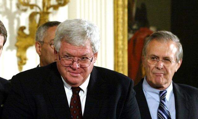 Denis Hastert (l.) auf einem Archivbild, hier mit Ex-Verteidigungsminister Rumsfeld