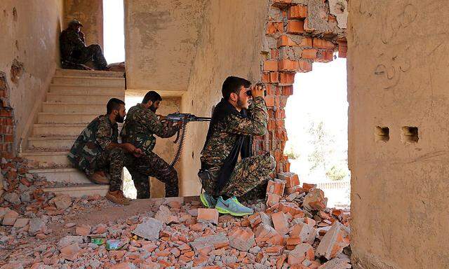 YPG-Anhänger bei Kämpfen gegen den IS.