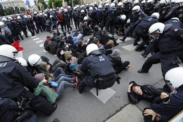 Gegen die Polizei wurden schwere Vorwürfe erhoben: "Völlig wahllos wurde auf Menschen eingeprügelt", hieß es in einer Aussendung.