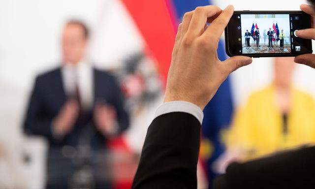 Symbolbild: Strache, noch FPÖ-Vizekanzler, wird bei einer Pressekonferenz via Handy gefilmt.