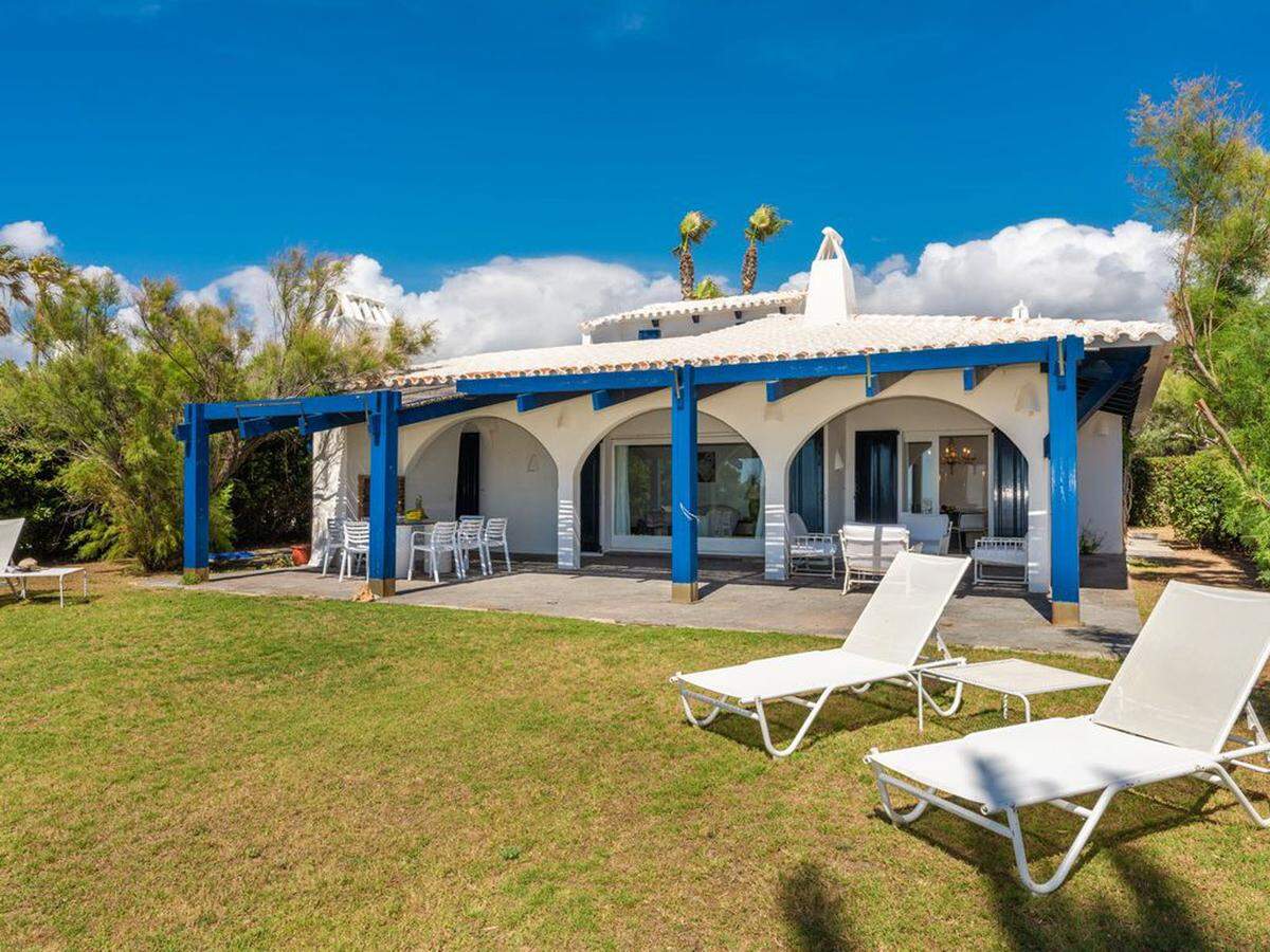 Für rund 409 Euro pro Nacht lässt es sich in dieser Villa in Menorca, Spanien, übernachten.