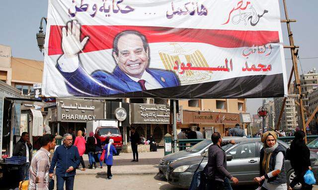 Deutlich mehr Wahlplakate des Amtsinhabers al-Sisi hängen in Ägypten. Seinen Gegenkandidaten kennt kaum jemand.