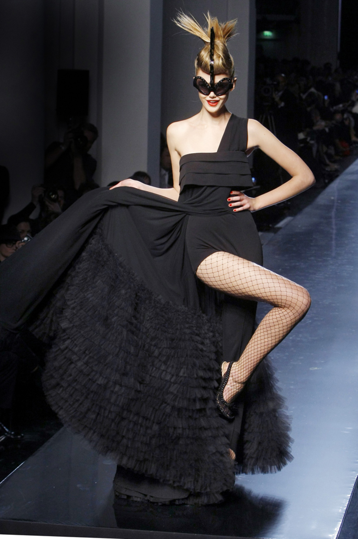 Für Jean Paul Gaultier ist "Punk not dead". Das möchte er zumindest mit seiner Haute Couture demonstrieren.