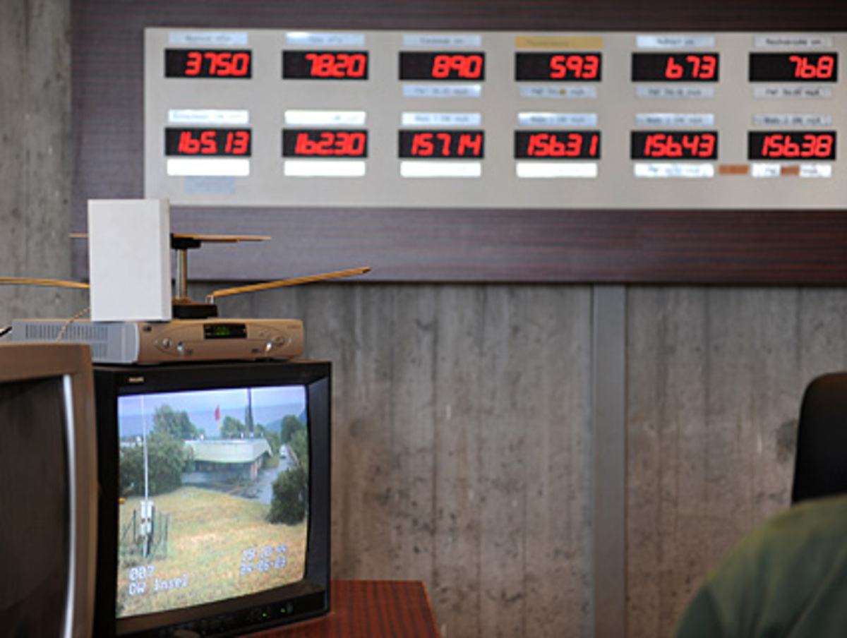 In den ersten Tage stiegen die Werte steil nach oben, Klikovits fährt mit dem Finger die Linien auf der Grafik entlang: 6,20 Meter, 6,50, Donnerstag früh dann sieben Meter, der Höchststand. Dass das „was Großes wird“, war Klikovits schon vor den ersten Unwetterwarnungen klar, sagt er, und da schwingt ein bisschen Stolz mit. Immer wieder wandert sein Blick auf die Wand neben seinem Schreibtisch, auf den sich eine Staubschicht gelegt hat – das Einlaufbauwerk ist meist geschlossen und wird nur bei Hochwasser betrieben. An der Wand hängt ein Dutzend roter LED-Anzeigen, auf denen man den Donaupegel an verschiedenen Messstellen ablesen kann.