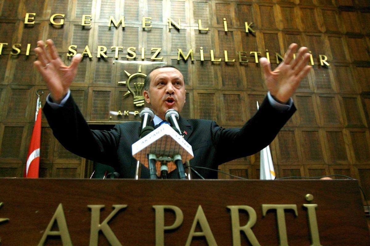Nicht nur Erdogan, auch andere Politiker wie Abdullah Gül und Bülent Arinc suchten nach einer pragmatischen Alternative. Im August 2001 gründete Erdogan mit seinen Freunden die "Partei für Gerechtigkeit und Entwicklung" (AKP). Nur ein Jahr später räumte die AKP bei den Parlamentswahlen ab und fegte die bis dahin regierenden Parteien aus der Volksvertretung. Nach der Aufhebung des mit seiner Gefängnisstrafe einhergehenden Politikverbotes wurde Erdogan im März 2003 türkischer Ministerpräsident.