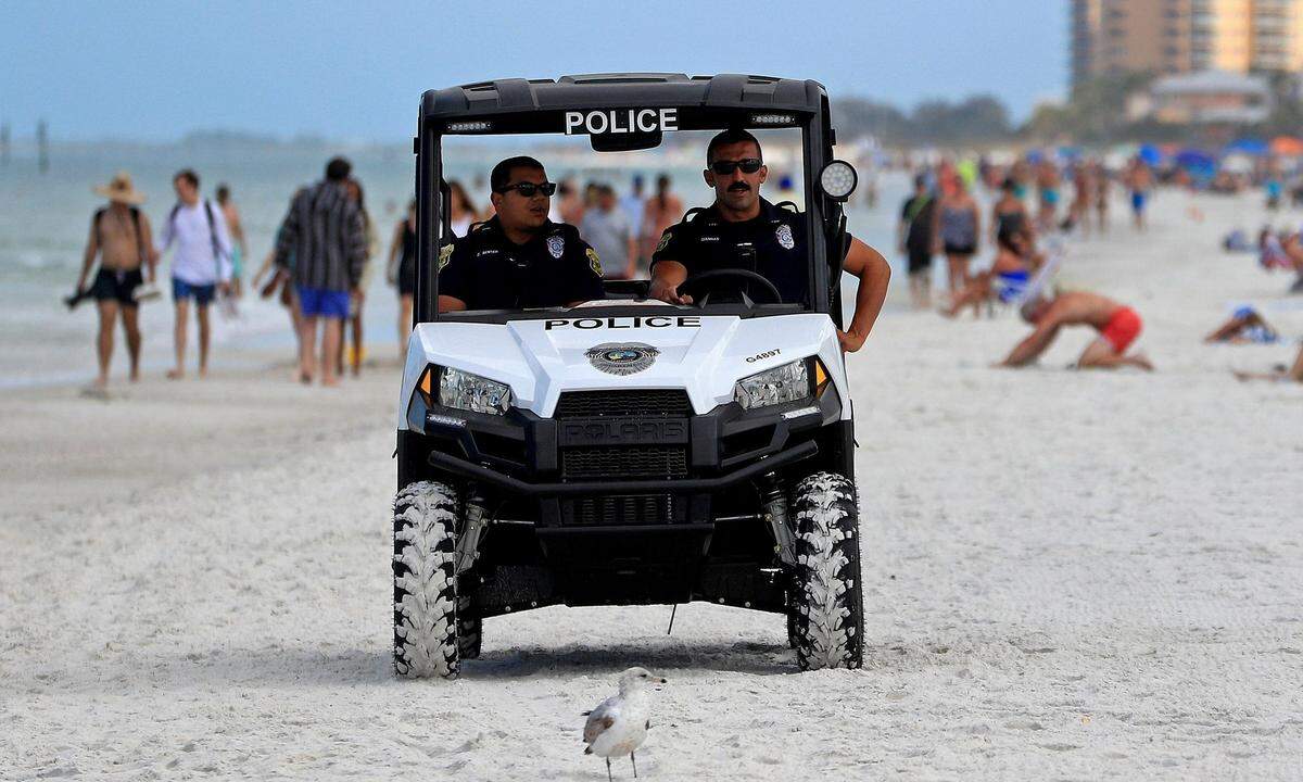 Am Clearwater Beach in Florida tummelten sich noch zahlreiche Badegäste, auch das alljährliche "Spring Break", das Frühjahrstreffen von Tausenden Studenten in Florida war vorerst noch geplant, ist nun aber endgültig abgesagt.