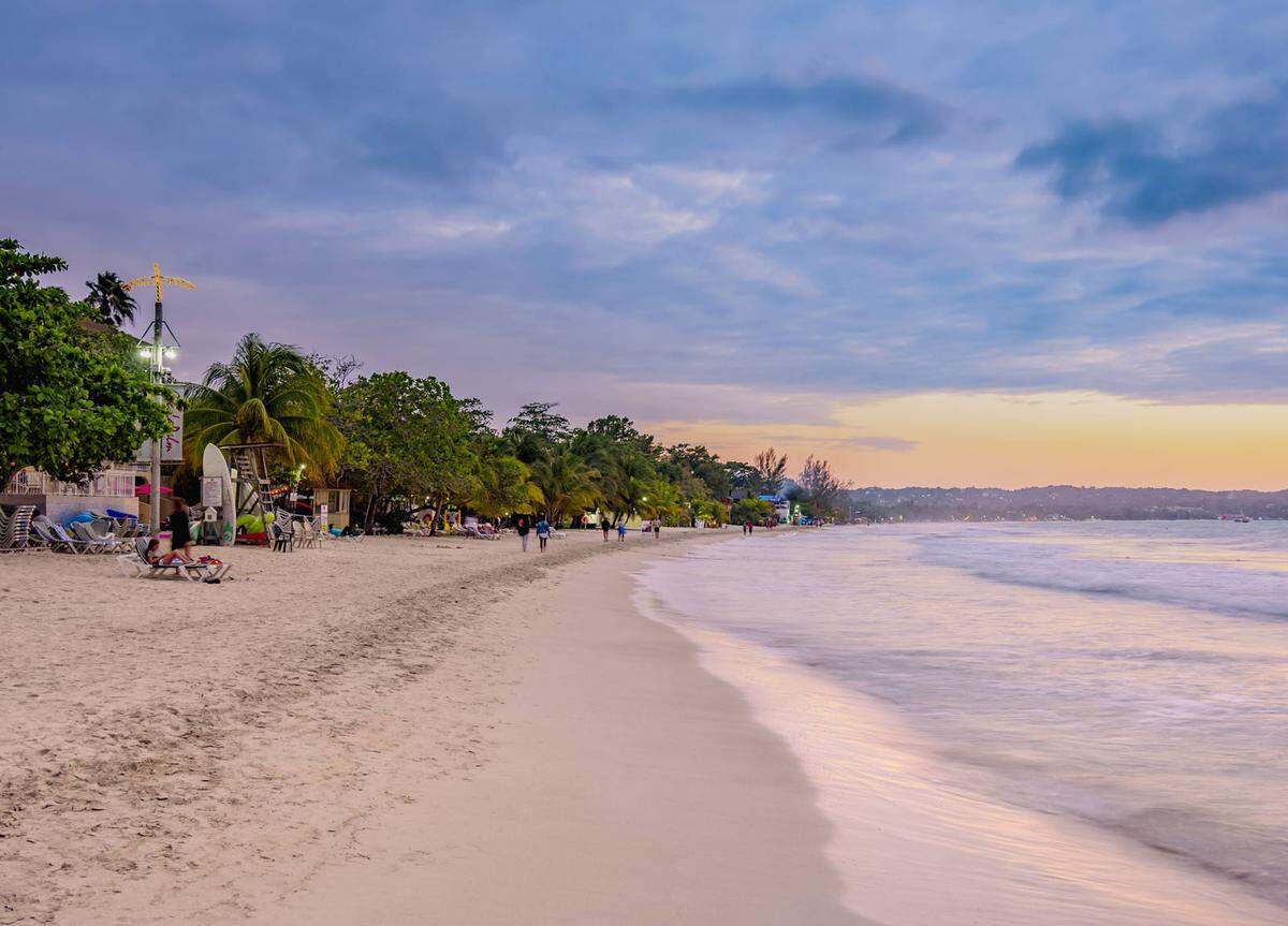 Zu den schönsten Stränden der Karibik zählt aber auch der Seven Mile Beach auf Grand Cayman. Er weist die Form eines Halbmondes auf und ist zwar lang - aber nicht sieben, sondern rund sechs Meilen (rund 10 Kilometer).