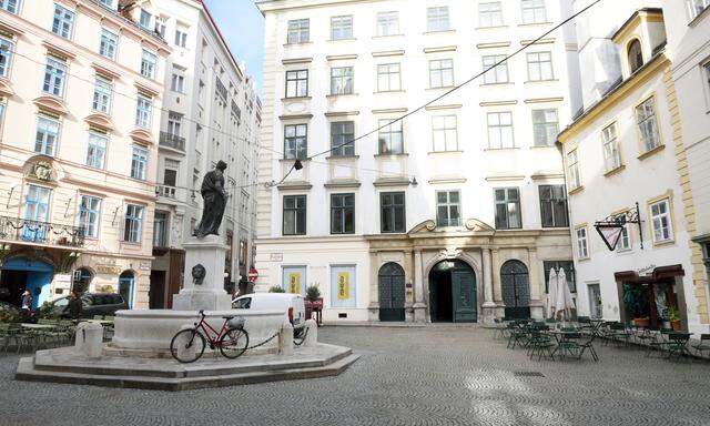 Franziskanerplatz: Umbauten im Haus Nummer 1 verunsichern die Anrainer. 