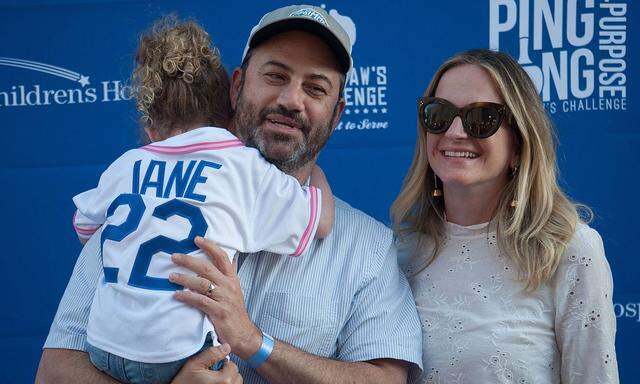 Jimmy Kimmel mit seiner Frau Molly und Tochter Jane.eles California U S Host Jimmy Kimmel with wife Molly McNearney and daug