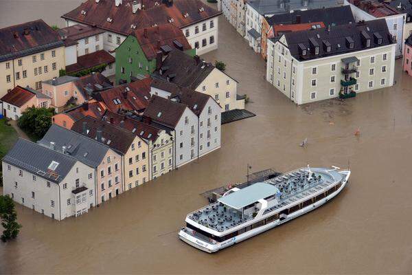 Nach der Reihe übertraf der Pegelstand der Donau am Montag historische Höchstmarken: die Flut von 2002, das Jahrhunderthochwasser von 1954 – und schließlich auch den historisch verbürgten Rekordstand von 12,22 Metern aus dem Jahr 1501.