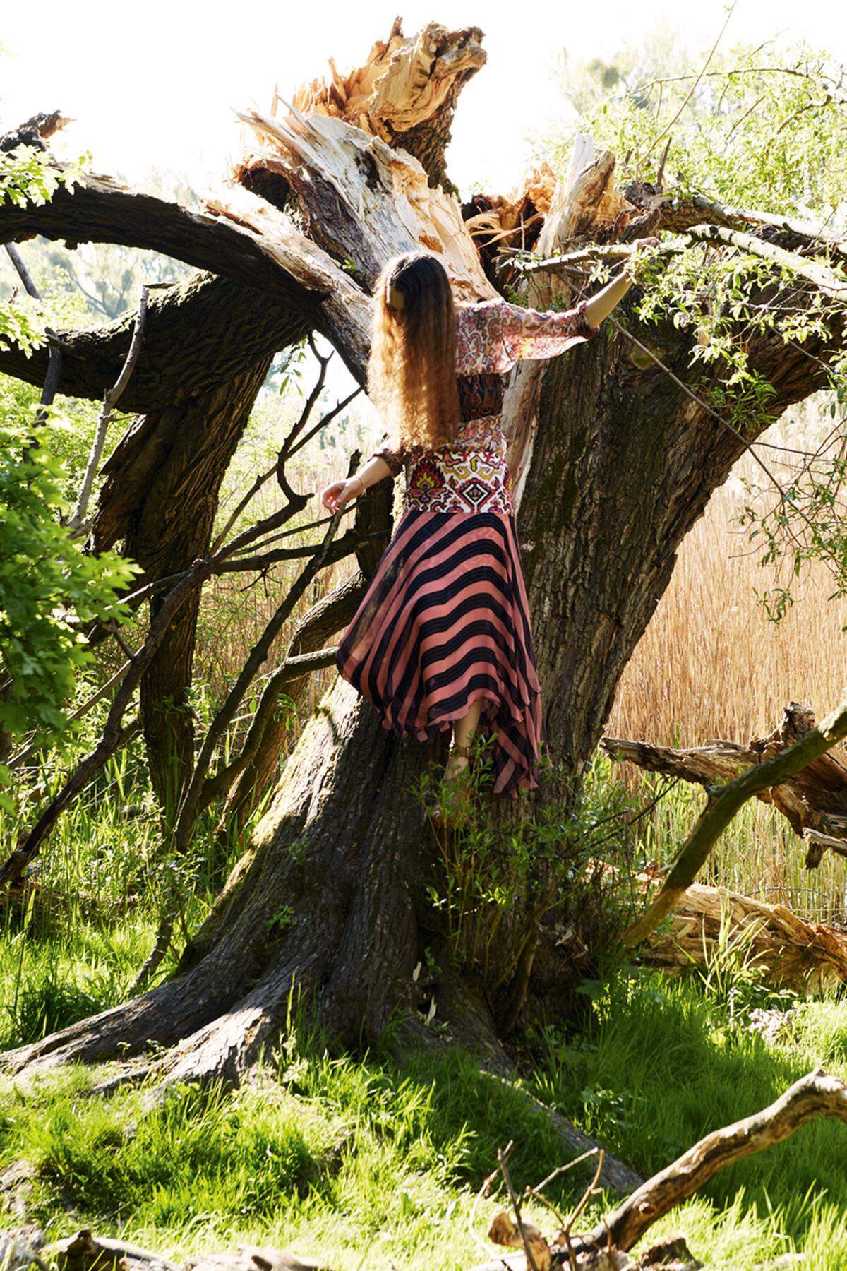 Top, Bluse und Rock von Dries van Noten, Wedges von Stuaart Weitzmann.