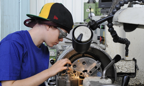 Viele Lehrstellen bei Unternehmen bleiben offen. Nun flackert der Streit um die überbetriebliche Ausbildung erneut auf.