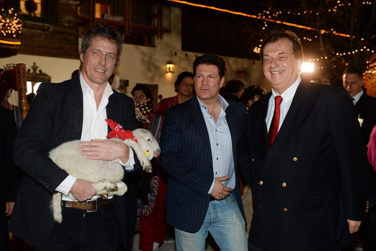 "Hausherr" Michael Aufhauser (rechts) hat die hochkarätigen Schauspieler für den vorweihnachtlichen Besuch auf Aiderbichl gewinnen können. Der Weihnachtsmarkt ist den 6000 geretteten Tieren und den menschlichen Wegbegleitern des Gnadenhofes gewidmet.