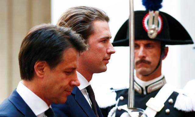 Giuseppe Conte und Sebastian Kurz beim Abschreiten der Ehrengarde vor dem Palazzo Chigi in Rom.