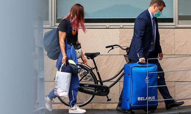 Kristina Timanowskaja beim Betreten der polnischen Botschaft in Tokio.