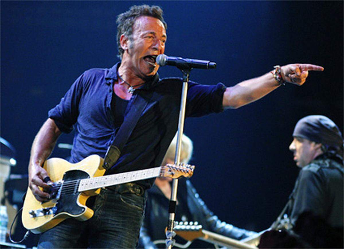 Den Spitznamen "The Boss" hat Springsteen übrigens aus den 70er Jahren, als er seine Band nach den gemeinsamen Auftritten noch in bar auszahlte. Doch er habe sich "nie um diesen Namen gerissen. Wenn ich es mir aussuchen könnte, wäre mir Herr Springsteen lieber. Oder einfach: der Typ aus New Jersey", sagte er einmal. Doch, ob das auch seinen Fans gefällt? Für sie wird Springtseen wohl ewig "The Boss" bleiben.