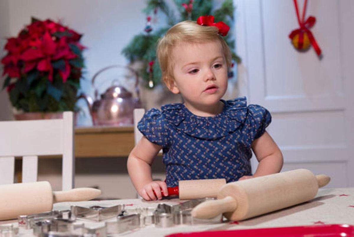 Auf einem Video, das das Königshaus ein paar Tage vor Weihnachten auf seiner Website veröffentlichte, sieht man, wie die Kleine mit einem Nudelholz den Teig ausrollt.