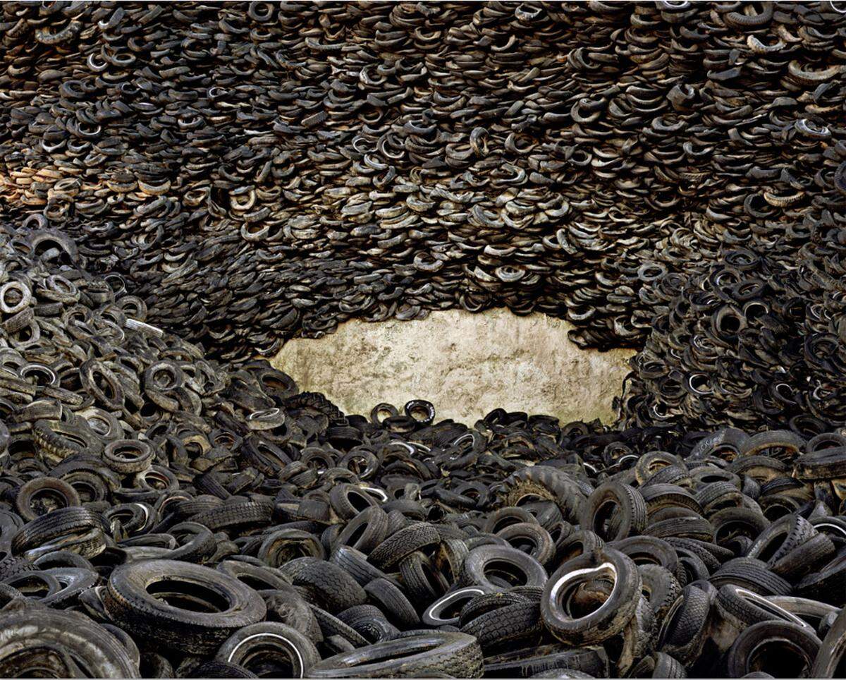 ... Halden voller Autoreifen und ölverschmierte Fässer – das dritte Kapitel "The End of Oil" zeigt das schmutzige Ende der Verwertungskette in all ihrem umweltschädlichen Ausmaß.Oxford Tire Pile #4 . Westley, California, USA . 1999