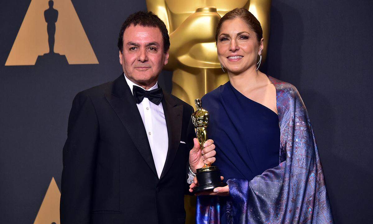 "The Salesman" schnappte "Toni Erdmann" quasi den Oscar für den besten fremdsprachigen Film weg. Regisseur Asghar Farhadi reiste nicht nach Hollywood - aus Protest gegen die Einreisepolitik von US-Präsident Donald Trump. Ex-Nasa-Wissenschaftlerin Firouz Naderi (li.) und Ingenierin/Astronautin Anousheh Ansari nahmen den Oscar entgegen. Es war noch das größte politische Statement des Abends.