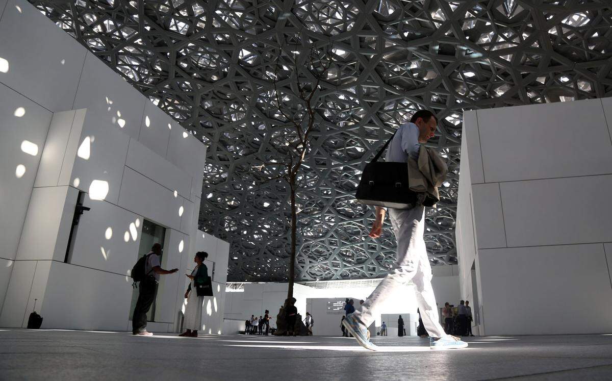 Louvre Abu Dhabi, Vereinigte Arabische Emirate Eine Milliarde Dollar bekam das Pariser Original, damit Abu Dhabi ebenfalls einen Louvre eröffnen durfte. Damit soll die Hauptstadt der Vereinigten Arabischen Emirate zum Kulturzentrum werden. Der Komplex ist selbst ein Kunstwerk, das Highlight ist eine Kuppel aus Aluminium mit mehr als 7850 Sternen.  