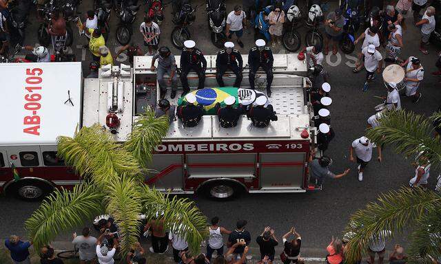 Der Sarkophag Peles auf einem Feuerwehrauto in Santos.
