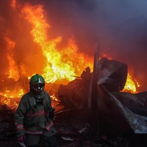 Ein Feuerwehrmann bei Löscharbeiten nach russischen Angriffen auf Kharkiw.