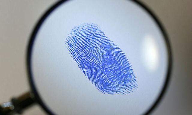Fingerabdruck unter der Lupe - a magnifier and a fingerprint