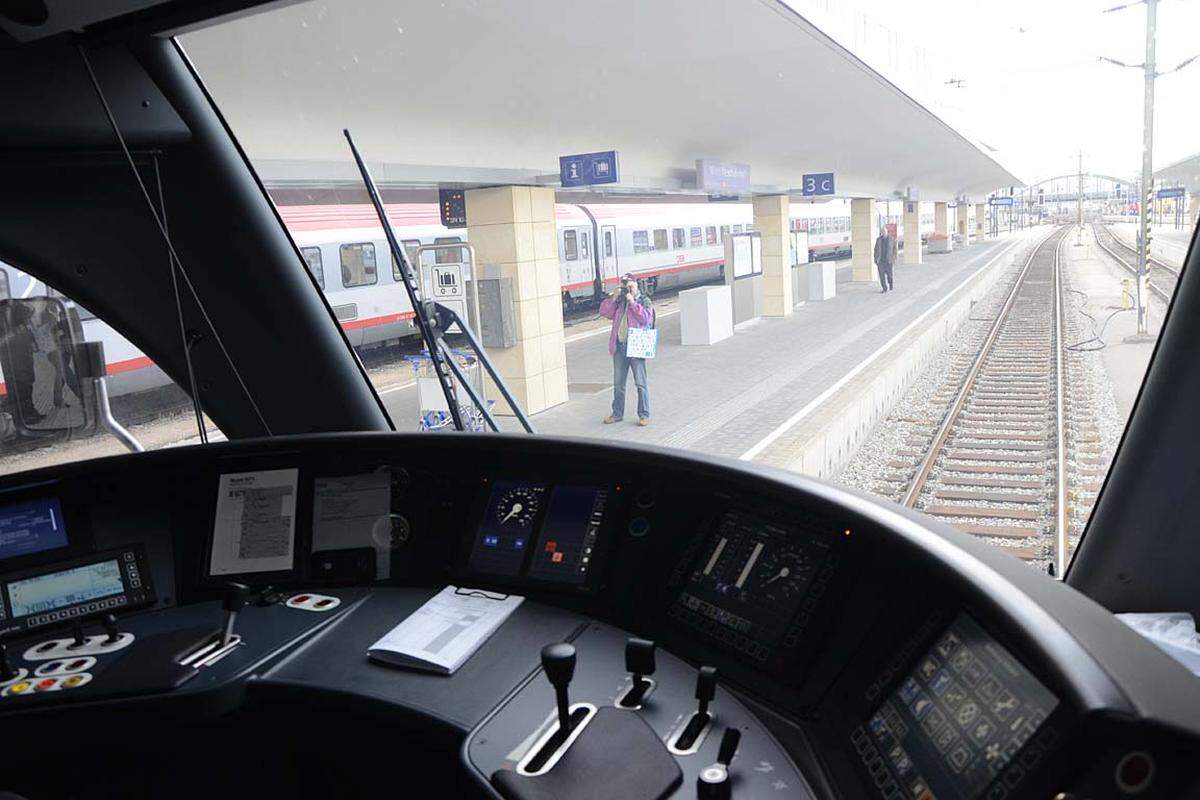 Weiter: Bilder von der Westbahn-ProbefahrtIm Bild: Der Führerstand des Zuges