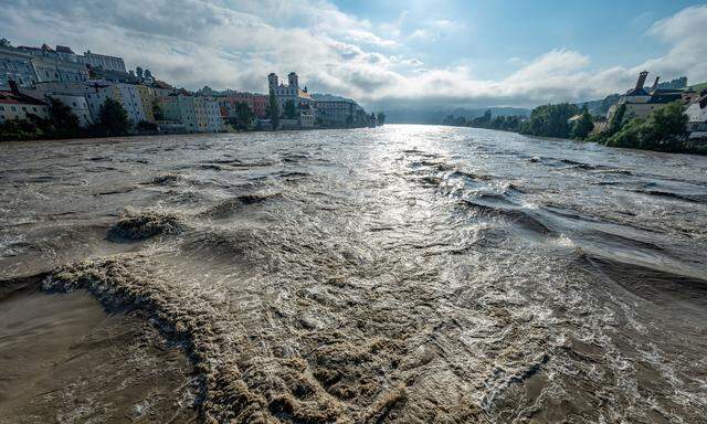 Bayern, Passau: Der Fluss Inn führt Hochwasser.