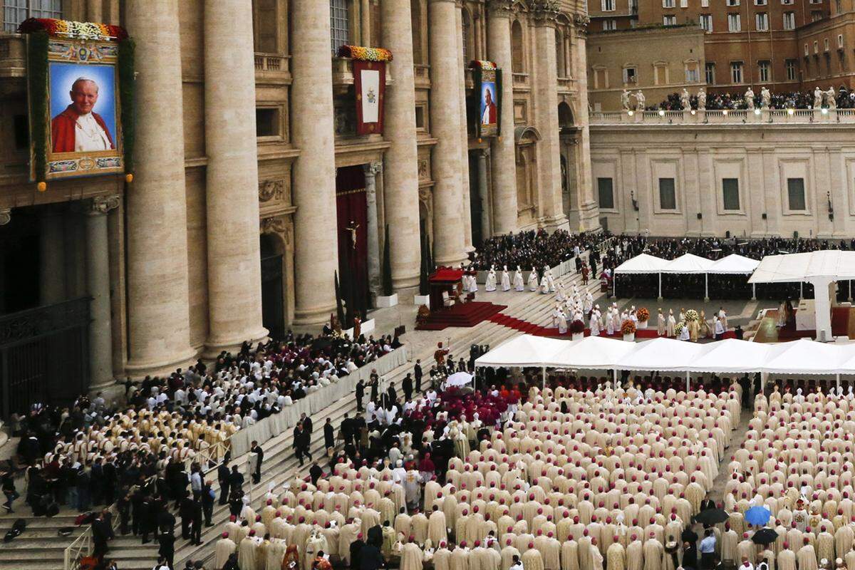 Die Menschenmenge jubelte, als Papst Franziskus die feierlichen Proklamationsformel zu Beginn des Heiligsprechungsgottesdienstes verlas.