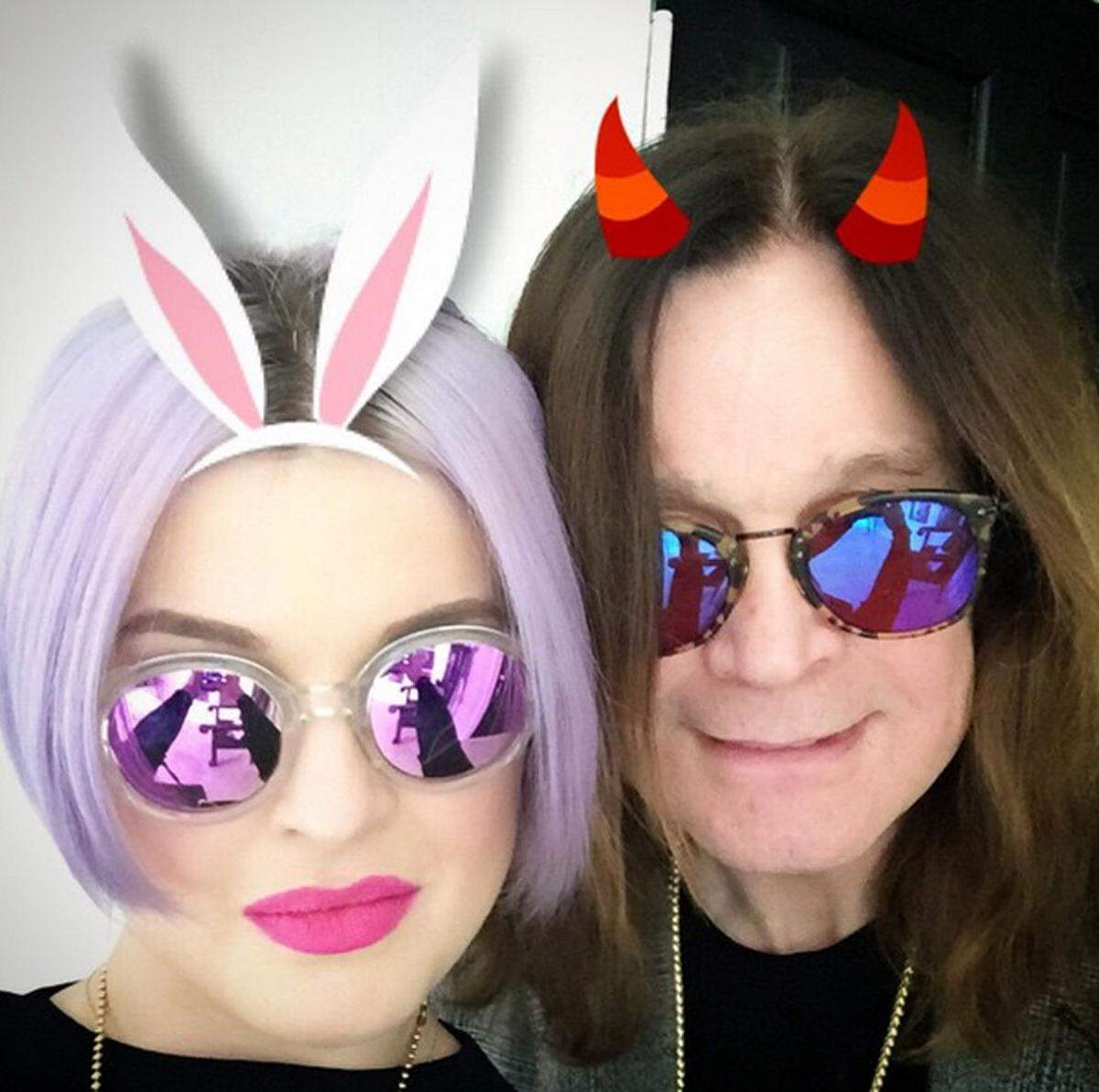 Kelly Osbourne setzte auf Hasenöhrchen, Vater Ozzy posierte als Teufelchen.