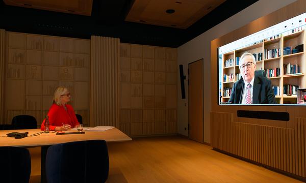 Ex-Außenministerin Ursula Plassnik im Gespräch mit dem früheren Präsidenten der EU-Kommission, Jean-Claude-Juncker. Beide gehören dem Beirat des Magazins „European Voices“ an.