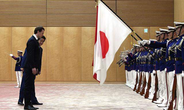 Sebastian Kurz und Shinzō Abe bei der offiziellen Begrüßung in Tokio. Der Bundeskanzler besucht heute Hiroshima und die Gedenkstätte für die Opfer des US-Atomangriffs 1945. Beide Regierungschefs traten für eine atomwaffenfreie