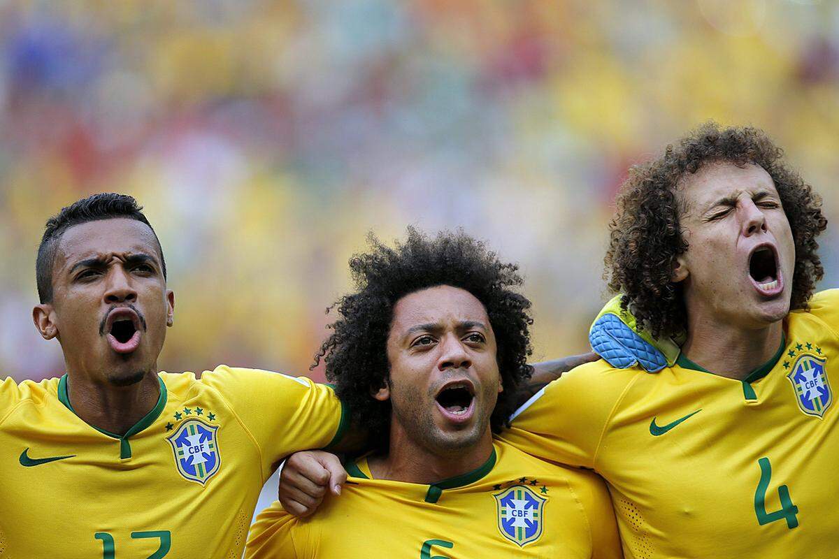 Schneckerl sind auch wieder beliebt. Die Brasilianer Marcelo (Mitte) und David Luiz (rechts) machen es vor. Luiz Gustavo (links) punktet mit einem Oberlippenbart der Marke Pencil Moustache.