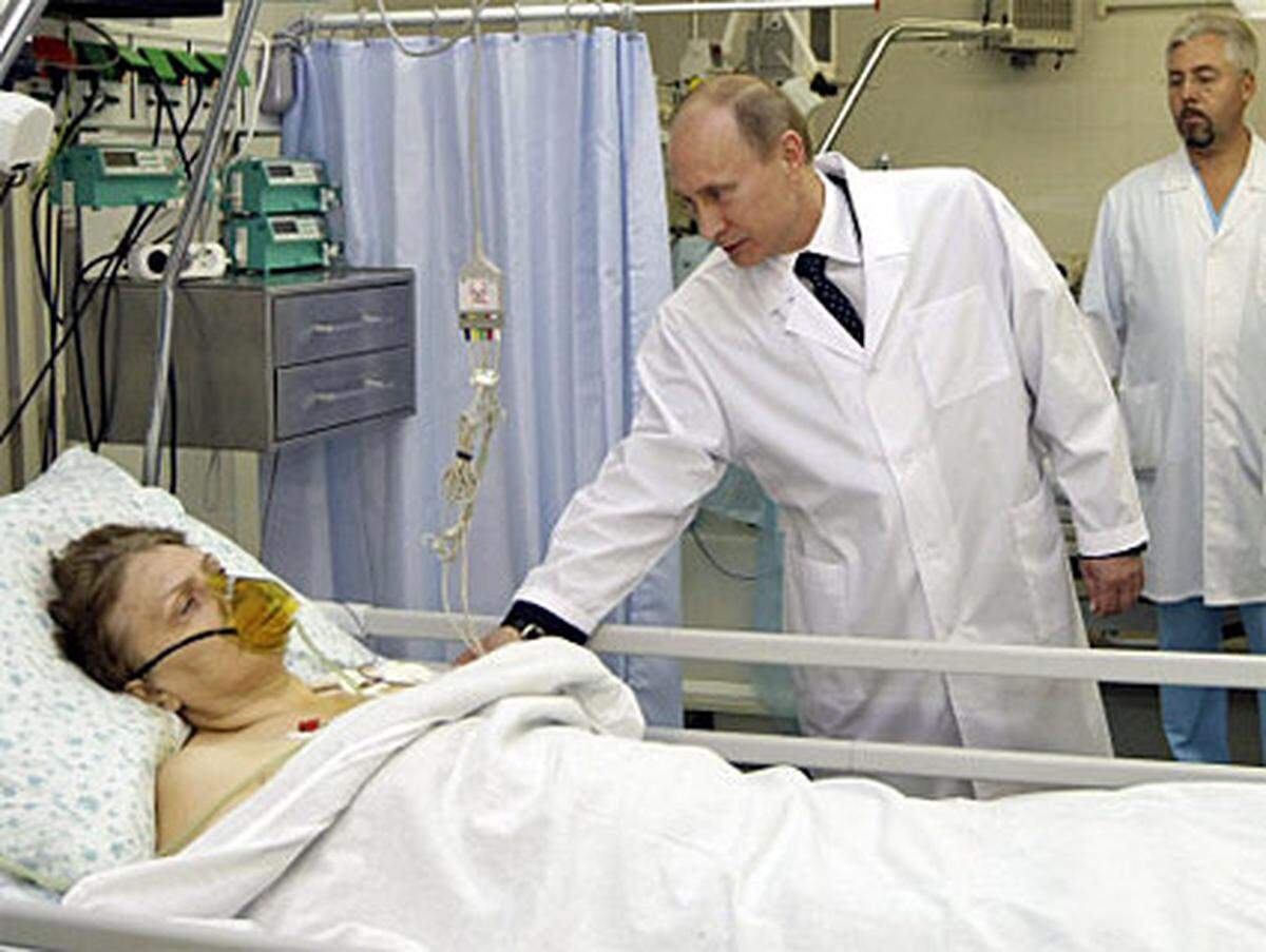 Ministerpräsident Wladimir Putin besuchte Überlebende im Botkinskaja-Krankenhaus in Moskau und sprach ihnen Mut zu.