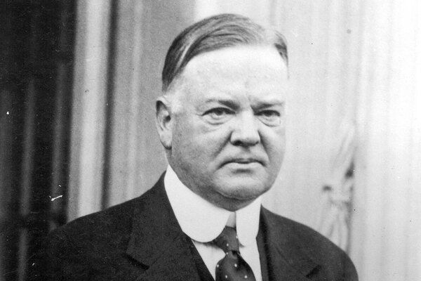 Die Fehltritte des Fed-Chefs sind relativ unbedeutend im Vergleich zu seinen Kollegen im Weißen Haus. So sagte US-Präsident Herbert Hoover im Jahr 1928: "Die Vereinigten Staaten sind näher dran am endgültigen Triumph über die Armut als je zuvor." Weniger als ein Jahr später begann die Weltwirtschaftskrise. US-Aktien verloren 80 Prozent ihres Wertes während Hoovers Präsidentschaft.