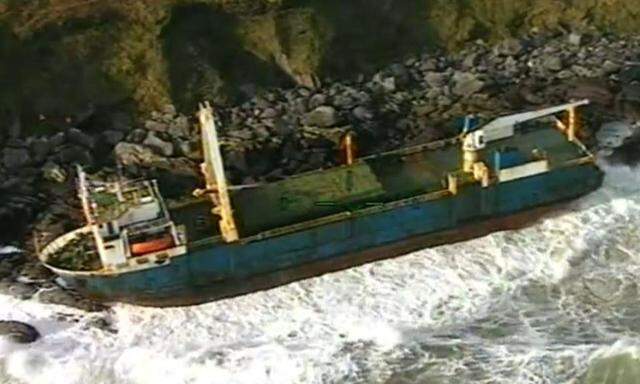 Sturm "Dennis" ließ das Schiffswrack an Irlands Küste treiben.