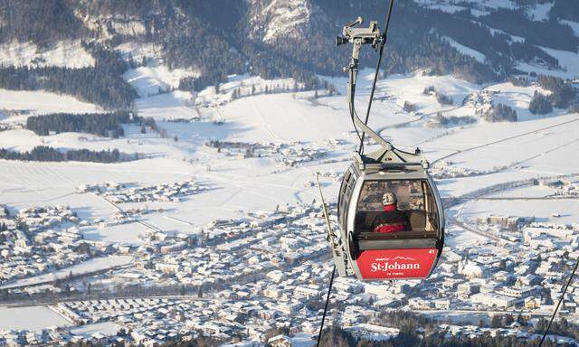 Die schwedische SkiStar-Gruppe investierte in St. Johann in eine neue Zehnerkabinenbahn und eine Sechsersesselbahn (r.) aufs Kitzbüheler Horn. 