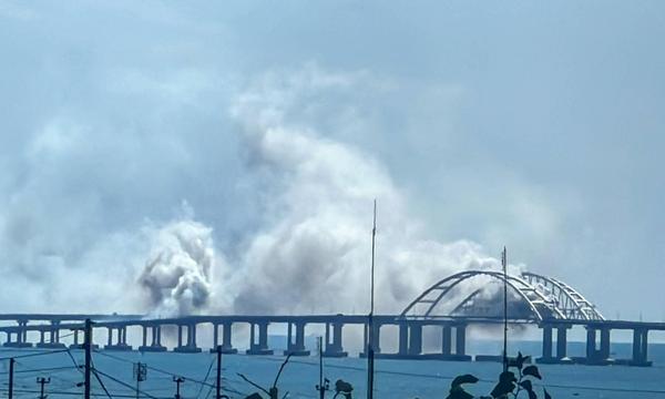 Archivbild: Rauch bei der Krim-Brücke